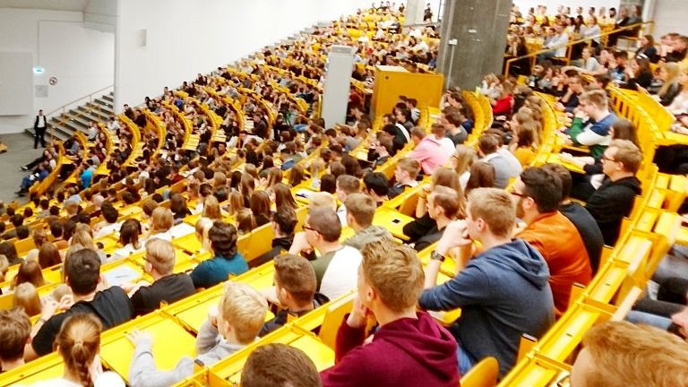 Begrüßung der Bachelorstudierenden in den Studiengängen Wirtschaftswissenschaften und International Business durch den Studiendekan